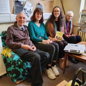 UNA Exchange international volunteers Helene and Loeiza meet Robert Davies