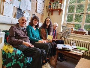 UNA Exchange international volunteers Helene and Loeiza meet Robert Davies