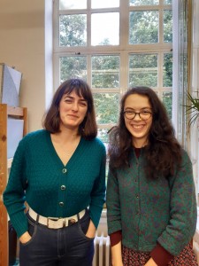 UNA Exchange international volunteers Helene and Loeiza meet Robert Davies